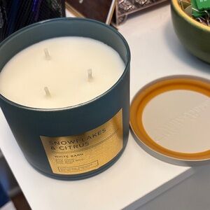 White Barn Snowflakes & Citrus Candle - NWT